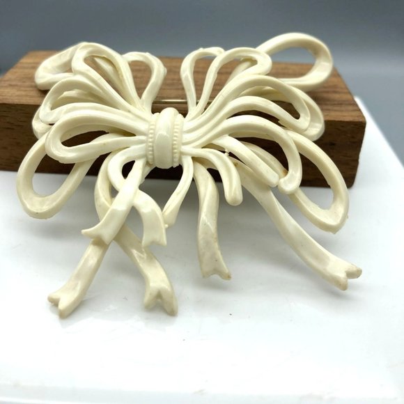 Vintage Celluloid White Bow Brooch, Dimensional Thin Ribbon Lapel Pin - Picture 3 of 5